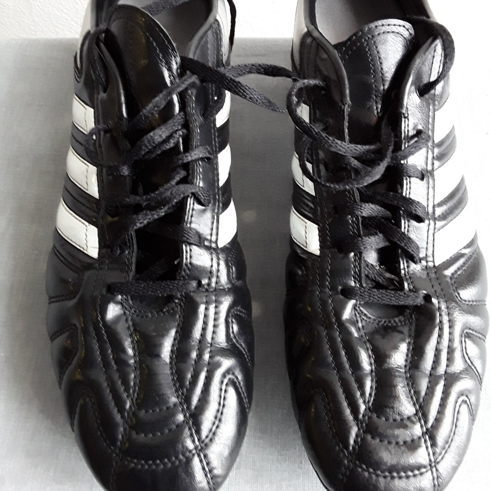 SIZE 13 BLACK & WHITE ADIDAS PUNTERO ATLETIC SHOES